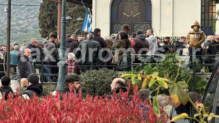 Βόλος: Ράγισαν και οι πέτρες στην κηδεία του νιόπαντρου ζευγαριού που σκοτώθηκε στο τροχαίο - Με μηχανές πήγαν οι φίλοι τους