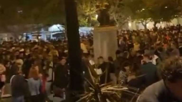 Κορονοπάρτι στις πλατείες: Ποιοι και πώς τα διοργανώνουν - Αδύνατη η εφαρμογή &quot;μοντέλου Βαρνάβα&quot; σε όλες τις πλατείες