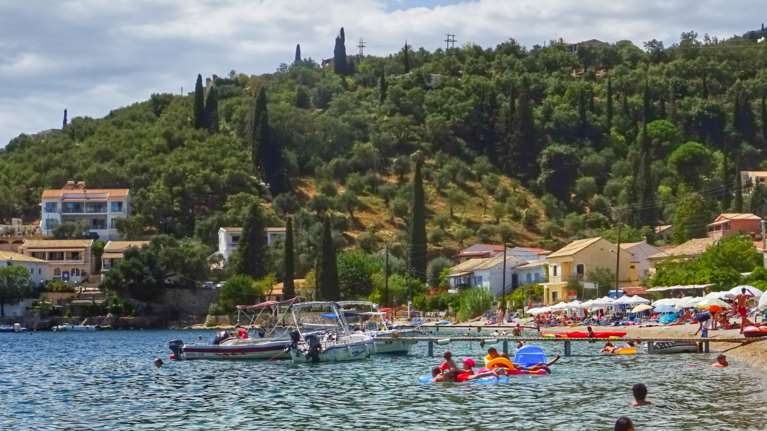 Daily Mail: Η βρετανική κυβέρνηση "φρενάρει" τα όνειρα για διακοπές στην Ελλάδα - "Δεν θα ανοίξει αερογέφυρα"