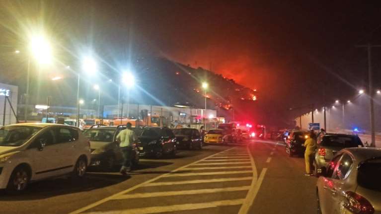 Ασταμάτητη η φωτιά στο Λουτράκι: Ολονύχτια μάχη στα μέτωπα, εστιάζουν οι δυνάμεις στη &quot;Γλυκιά Ζωή&quot; - Άνοιξε η Εθνική Οδός