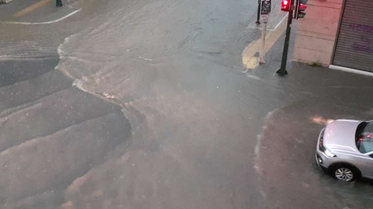 Κακοκαιρία Daniel: Εγκλωβίστηκαν οδηγοί στον Βόλο - Πλημμύρισαν δρόμοι και καταστήματα - Μήνυμα 112 [εικόνες - βίντεο]