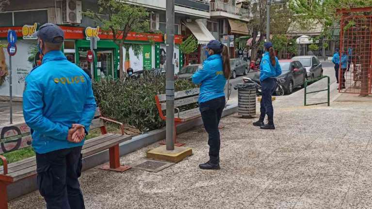 Τέλος τα κορονο-πάρτι στην πλατεία Βαρνάβα: Δυνάμεις της ΕΛΑΣ με πάνω από 100 άτομα φρουρούν την περιοχή [Εικόνες]