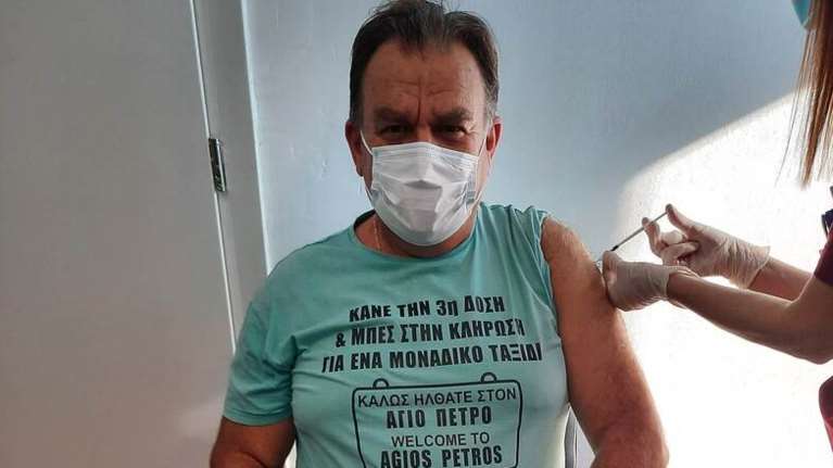 Πατρινός πήγε να κάνει την τρίτη δόση με μπλουζάκι... Αγίου Πέτρου