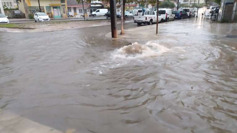 Βούλιαξε από την κακοκαιρία η Ξάνθη - Άνοιξαν οι υπόνομοι