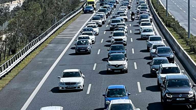 Χάος στην Αττική οδό: Μποτιλιάρισμα και καθυστερήσεις έως και 30 λεπτών λόγω ακινητοποιημένου φορτηγού