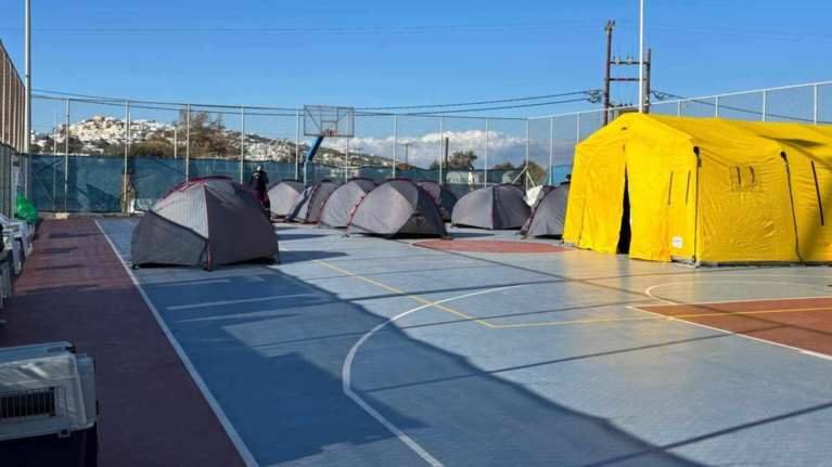 Συναγερμός για τους εκατοντάδες σεισμούς στη Σαντορίνη: Εγκαταλείπουν μαζικά το νησί - Εστησε σκηνές η ΕΜΑΚ