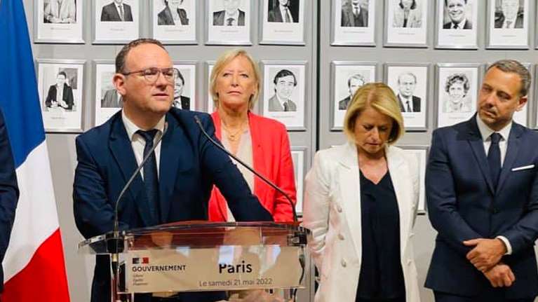 Σάλος στη Γαλλία: Δύο γυναίκες καταγγέλουν τον υπουργό Αλληλεγγύης για βιασμό - "Έπαθα μπλακ άουτ μετά από ένα ποτήρι σαμπάνια"