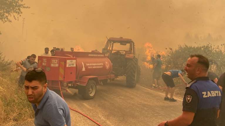 Πύρινη λαίλαπα στην Τουρκία: Χιλιάδες άνθρωποι απομακρύνονται - Μάχη με τις φλόγες για τις πυροσβεστικές δυνάμεις