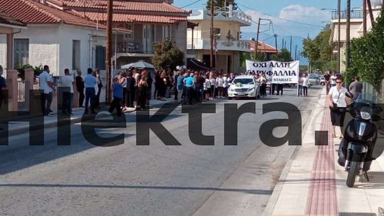 Έγκλημα στη Φολέγανδρο: Ανείπωτος θρήνος στην κηδεία της 26χρονης - Με λευκό φέρετρο και πανό &quot;Όχι άλλη Γαρυφαλλιά&quot; [εικόνες-βίντεο]