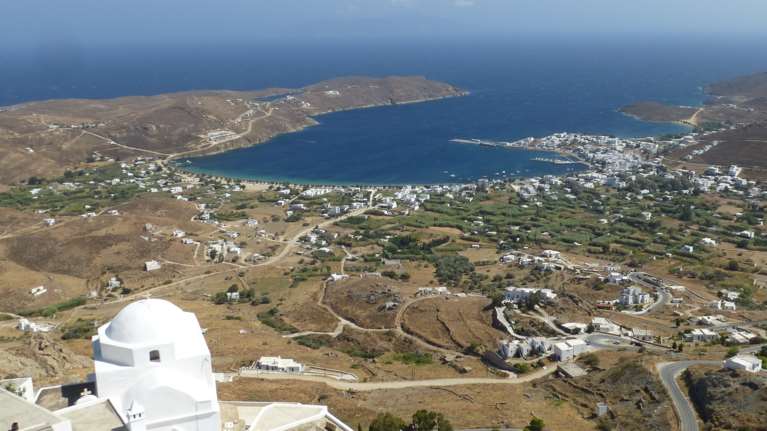 Βιασμός στη Σέριφο: &quot;Θυμάμαι να με κρατάει το ένα από τα δυο άτομα και να με βιάζει&quot; -  Καταγγελία σοκ της 23χρονης