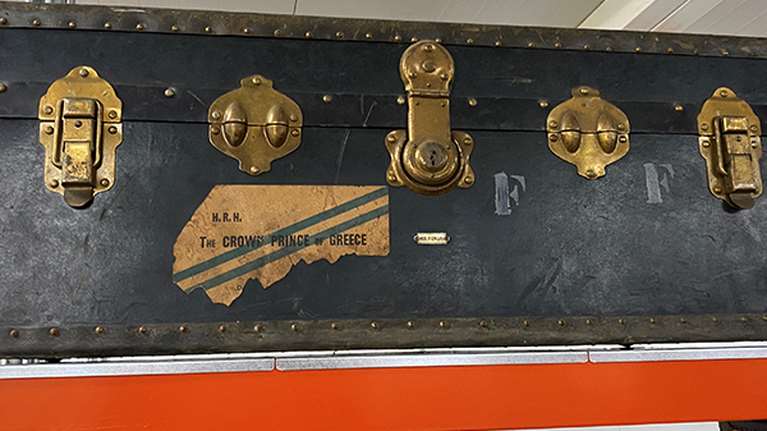 Τατόι: Ανοίγουν για πρώτη φορά κιβώτια, κοντέινερ και βαλίτσες της Φρειδερίκης [Εικόνες]