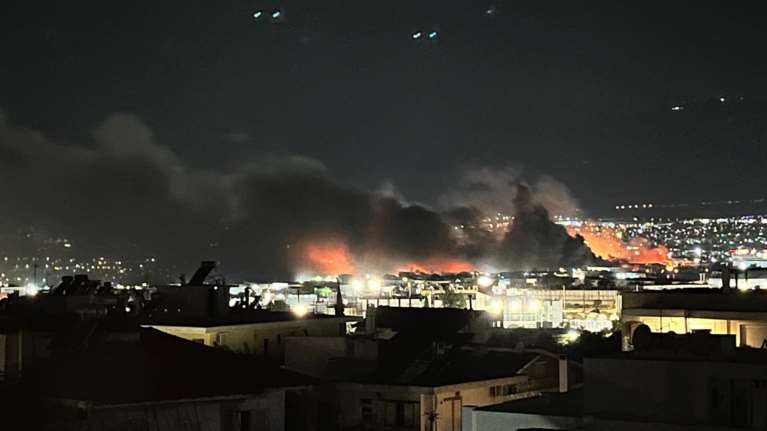 Φωτιά στις Αχαρνές: Πυρκαγιά σε εγκαταστάσεις εργοστασίου, ακούγονται εκρήξεις - Ήχησε το 112 [βίντεο]