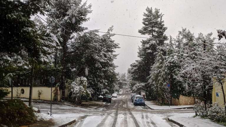 Κακοκαιρία &quot;Λέανδρος&quot;: Σε λευκό κλοιό η Αττική - Πού χιονίζει στα βόρεια προάστια [εικόνες]