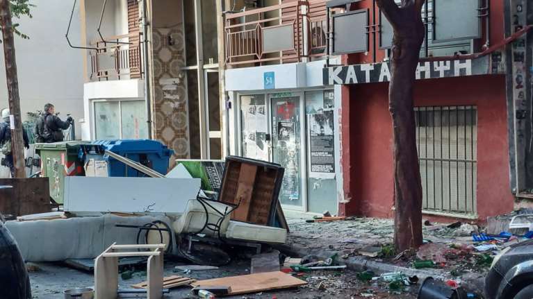 Τέλος η κατάληψη "Ντουγρού" στη Λάρισα: Μέχρι και μπουκάλια με... ούρα πετούσαν στους αστυνομικούς