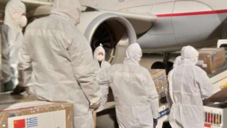 Κορονοϊός: Στην Ελλάδα 1,7 εκατ. μάσκες και υγειονομικό υλικό από Κίνα [εικόνες]