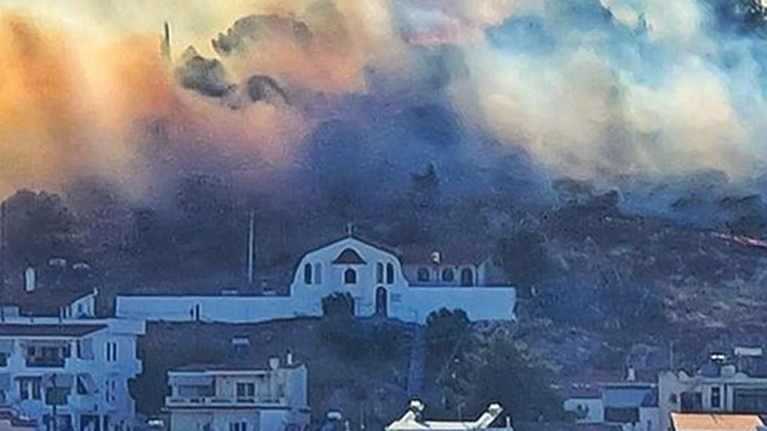 Φωτιά στη Σαλαμίνα: Τρία τα πύρινα μέτωπα - Νέο μήνυμα του 112, εκκενώθηκε και Κέντρο Υγείας [εικόνες - βίντεο]