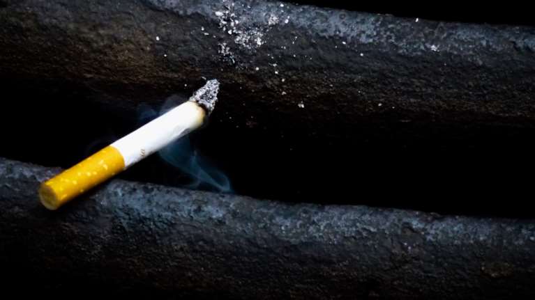 Μόνο με ταυτότητα η πώληση καπνού και αλκοόλ - Αυστηρές ποινές και νέα μέτρα για την προστασία των ανηλίκων