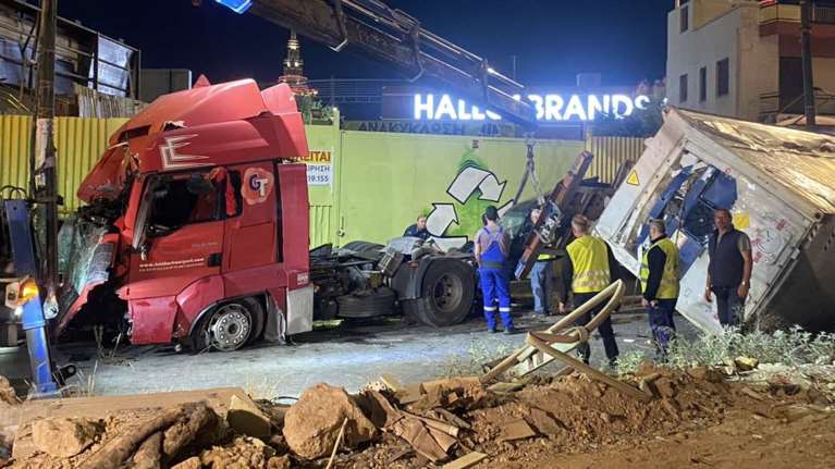 Πώς συνέβη το τρομακτικό τροχαίο με την νταλίκα στην Πέτρου Ράλλη - Δεν υπάρχουν ίχνη φρεναρίσματος [εικόνες-βίντεο]