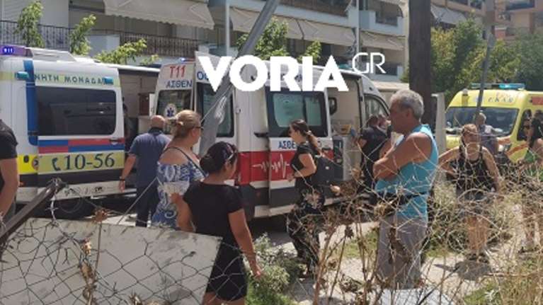 Θεσσαλονίκη: Αυτοκίνητο έπεσε σε στάση του ΟΑΣΘ - Τρία παιδιά τραυματίστηκαν [εικόνες - βίντεο]