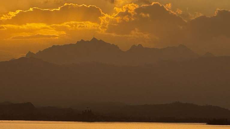 Πορτοκαλί βάφτηκε η λίμνη της Γενεύης - Σκόνη από την έρημο Σαχάρα καλύπτει την Ελβετία