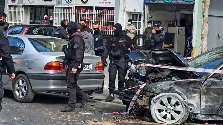 Τρελή καταδίωξη κλεμμένου αυτοκινήτου από την ΕΛΑΣ στη Λιοσίων: Παρέσυρε μοτοσικλέτες και σταμάτησε σε δέντρο - 4 τραυματίες