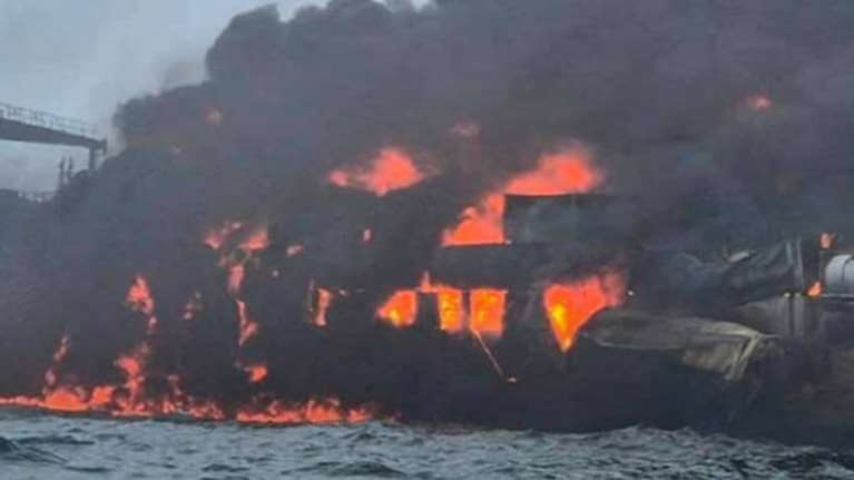 Βρετανία: Πελώριες φλόγες, τραυματίες και θαλάσσια ρύπανση από τη σύγκρουση του δεξαμενόπλοιου με το φορτηγό πλοίο [βίντεο]