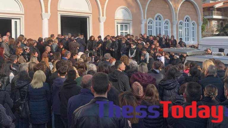 Αλεξανδρούπολη: Θρήνος στην κηδεία του 15χρονου που έπεσε στο κενό - &quot;Λύγισαν&quot; οι γονείς και ο ιερέας παππούς [εικόνες]