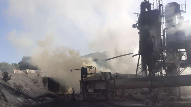 Αγρίνιο: Η στιγμή της έκρηξης στο εργοτάξιο πίσσας - Απανθρακωμένος βρέθηκε ο 52χρονος που έχασε τη ζωή του