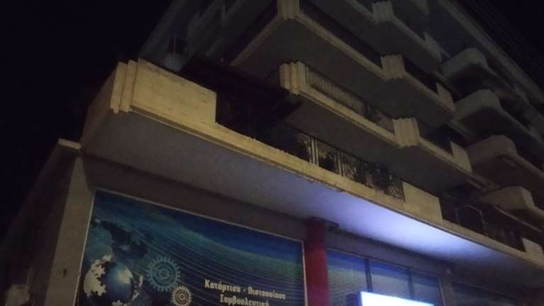 Λάρισα: 23χρονος έπεσε από τον 2ο όροφο πολυκατοικίας - Υπέστη σοβαρά κατάγματα [εικόνες]