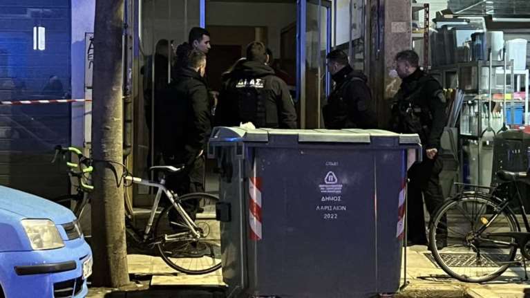 Λάρισα: Μπροστά στη μητέρα της πήδηξε στο κενό από τον πέμπτο όροφο η 38χρονη – Προσπαθούσε να την αποτρέψει