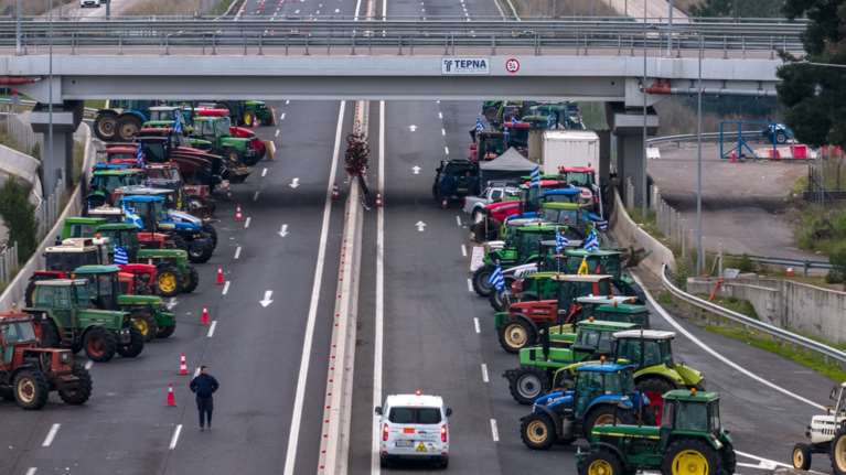 Αγρoτικά μπλόκα: Με ταλαιπωρία για τους εκδρομείς η έξοδος των Χριστουγέννων - Πού έχει ουρές χιλιομέτρων