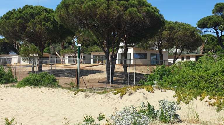 Αυθαίρετα: Πώς τα τροχόσπιτα έγιναν πολυτελείς βίλες μέσα στο Εθνικό Πάρκο του Σχινιά και η Πολεοδομία &quot;κοιμάται&quot;