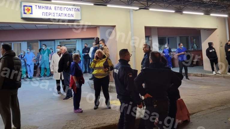 Σύγκρουση τρένων στα Τέμπη: Συγκλονιστικές εικόνες έξω από τα νοσοκομεία της Λάρισας - Γονείς ψάχνουν τα παιδιά τους