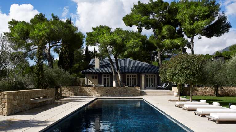 Σε αρμονία με τη φύση: Η σύγχρονη κατοικία στη Βαρυμπόμπη που δίνει την αίσθηση ότι ήταν πάντα εκεί [Εικόνες]