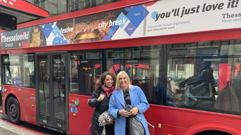 Στα κόκκινα διώροφα λεωφορεία του Λονδίνου πρωταγωνιστεί τουριστική καμπάνια της Θεσσαλονίκης [Εικόνες]