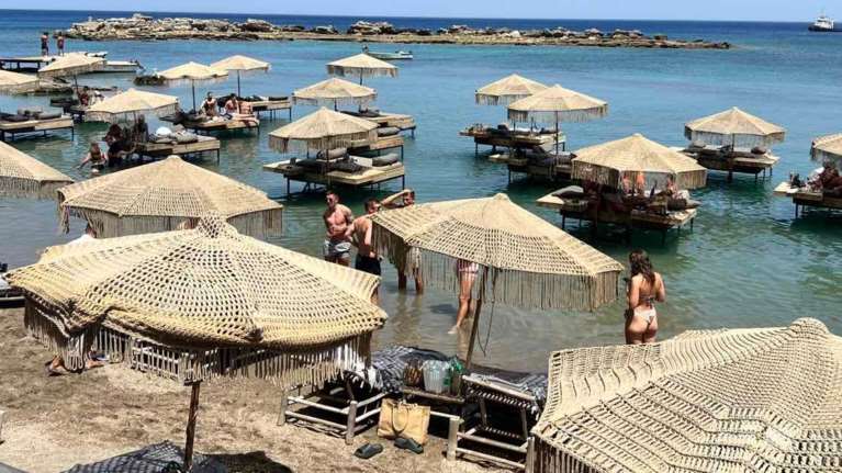 Ρόδος: Εστησαν και φέτος τις παράνομες ξαπλώστρες μέσα στη θάλασσα παρά τον περσινό σάλο - Αμετανόητοι...