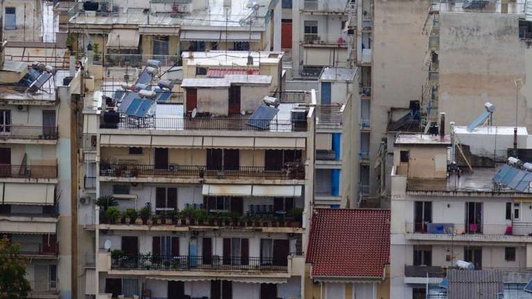 Ερευνα σοκ για τη στεγαστική κρίση: Ένας στους δύο Έλληνες αδυνατεί να πληρώσει ενοίκιο ή δόσεις δανείου