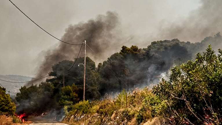 Καιρός: Επιμένουν οι ισχυροί άνεμοι - Πολύ υψηλός ο κίνδυνος πυρκαγιάς σε 10 περιφέρειες