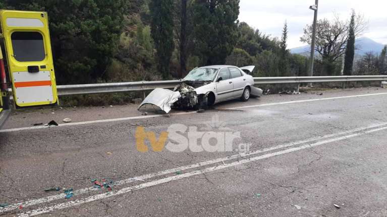 Σοβαρό τροχαίο στην επαρχιακή οδό Λιβαδειάς - Αράχωβας: Νεκρός οδηγός ΙΧ που συγκρούστηκε με φορτηγό [εικόνες]