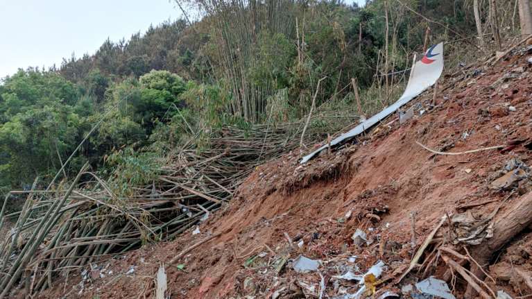 Πτώση αεροπλάνου στην Κίνα: &quot;Όλοι αναίσθητοι&quot; πριν την τελική βουτιά - Τα σενάρια για τα αίτια της συντριβής