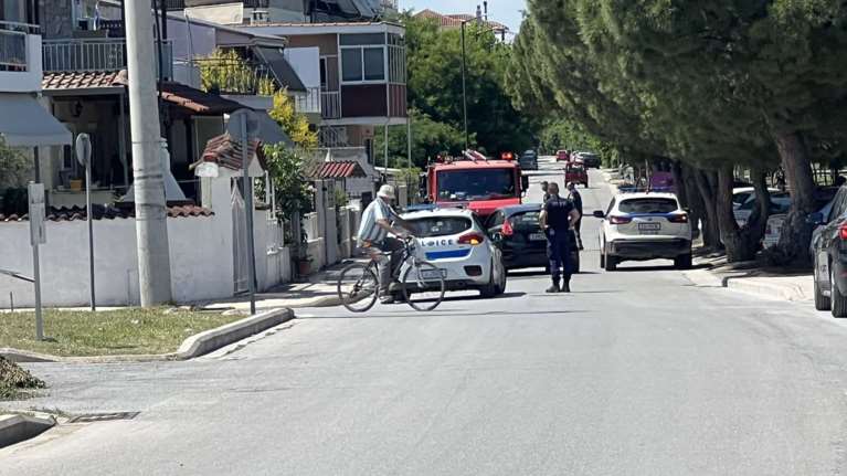 Σοκ στη Λάρισα: 60χρονη γυναίκα πήγε να βάλει τέλος στη ζωή της - Έκοψε με γυαλί τις φλέβες της
