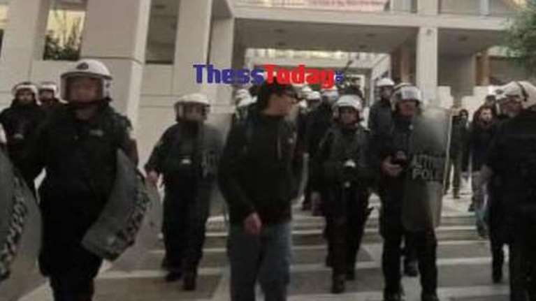 Κομοτηνή: Επέμβαση των ΜΑΤ στην κατάληψη της Νομικής στο Δημοκρίτειο - Προσήχθησαν 18 φοιτητές [Εικόνες - Βίντεο]