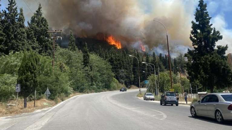 Φωτιά στην Ασπρη Άμμο Καβάλας - Σπίτια σε κοντινή απόσταση - Μήνυμα 112 για ετοιμότητα [εικόνες - βίντεο]