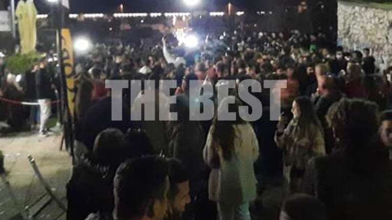 Απίστευτος συνωστισμός στην Πάτρα: &quot;Βουλιάζει&quot; από κόσμο το κέντρο της πόλης - Πάρτι σε σκαλοπάτια και πλατείες [βίντεο]