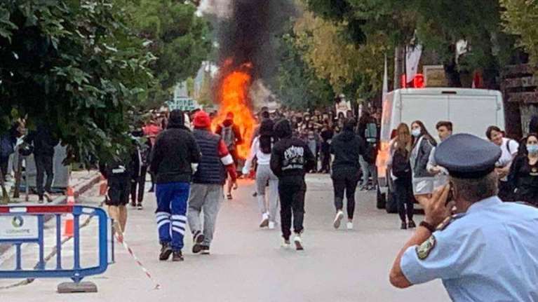 Θεσσαλονίκη: Οδοφράγματα στο ΕΠΑΛ Ευόσμου- Κουκουλοφόροι επιτέθηκαν στους δημοσιογράφους