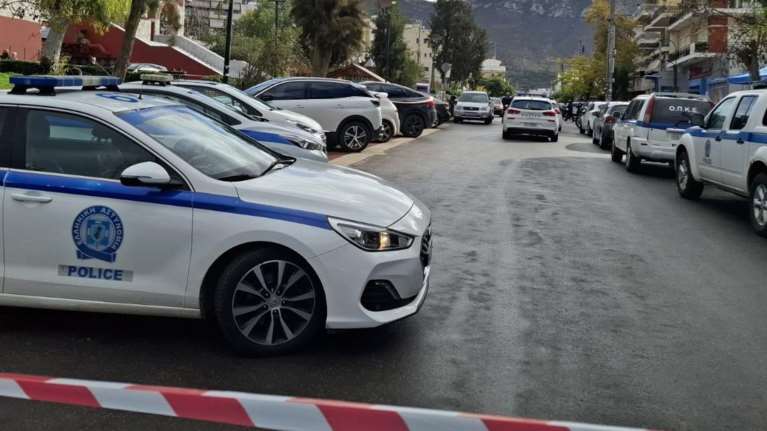 Τρόμος στον Άλιμο: Νεαροί επιτέθηκαν σε παρέα ανηλίκων για να τους κλέψουν - Τέσσερις τραυματίες, χτύπησαν με μαχαίρι ένα παιδί