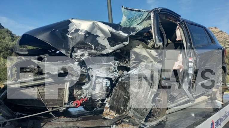 Σοβαρό τροχαίο στην παραλιακή - Άμορφη μάζα το ένα όχημα, στο νοσοκομείο ο οδηγός [βίντεο]