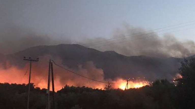 Φωτιά στη λακωνική Μάνη: Καίει ανεξέλεγκτη σε τρία μέτωπα - Ορατή από το διάστημα [βίντεο]