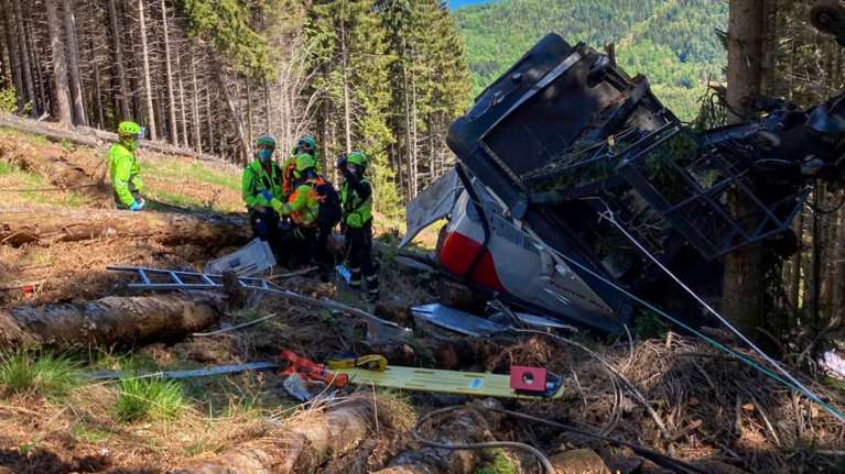 Τραγωδία στην Ιταλία: Έπεσε καμπίνα τελεφερίκ κοντά στην λίμνη Γκάρντα - Δεκατέσσερις οι νεκροί, μεταξύ των οποίων ένα παιδί