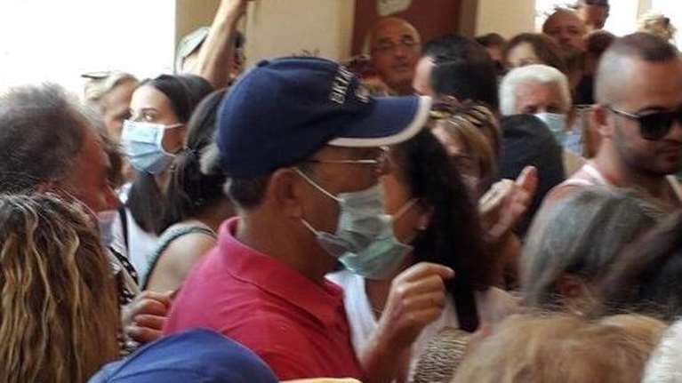 Απίστευτες εικόνες συνωστισμού στο Δημοτικό Θέατρο της Πάτρας- Ο ένας πάνω στον άλλο χωρίς μάσκες για ένα εισιτήριο [εικόνες και βίντεο]